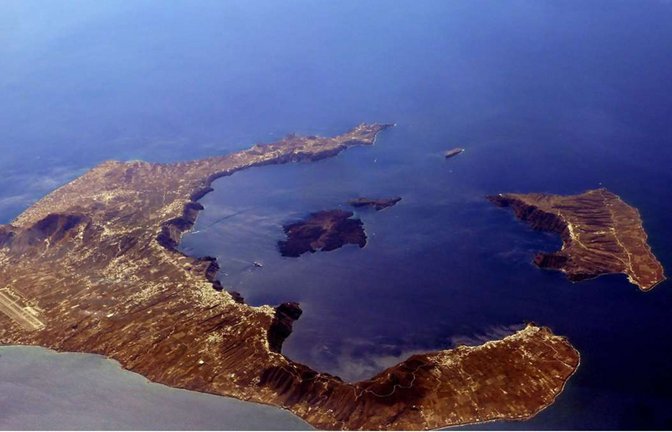 Santorini, die griechische Vulkaninsel in der Ägäis, aus der Vogelperspektive: links die Hauptinsel Thira, Nea Kameni in der Mitte der Caldera und rechts Thirasia, die den nordwestlichen Rand des Beckens bildet.<span class='image-autor'>Foto: Imago/Joker</span>