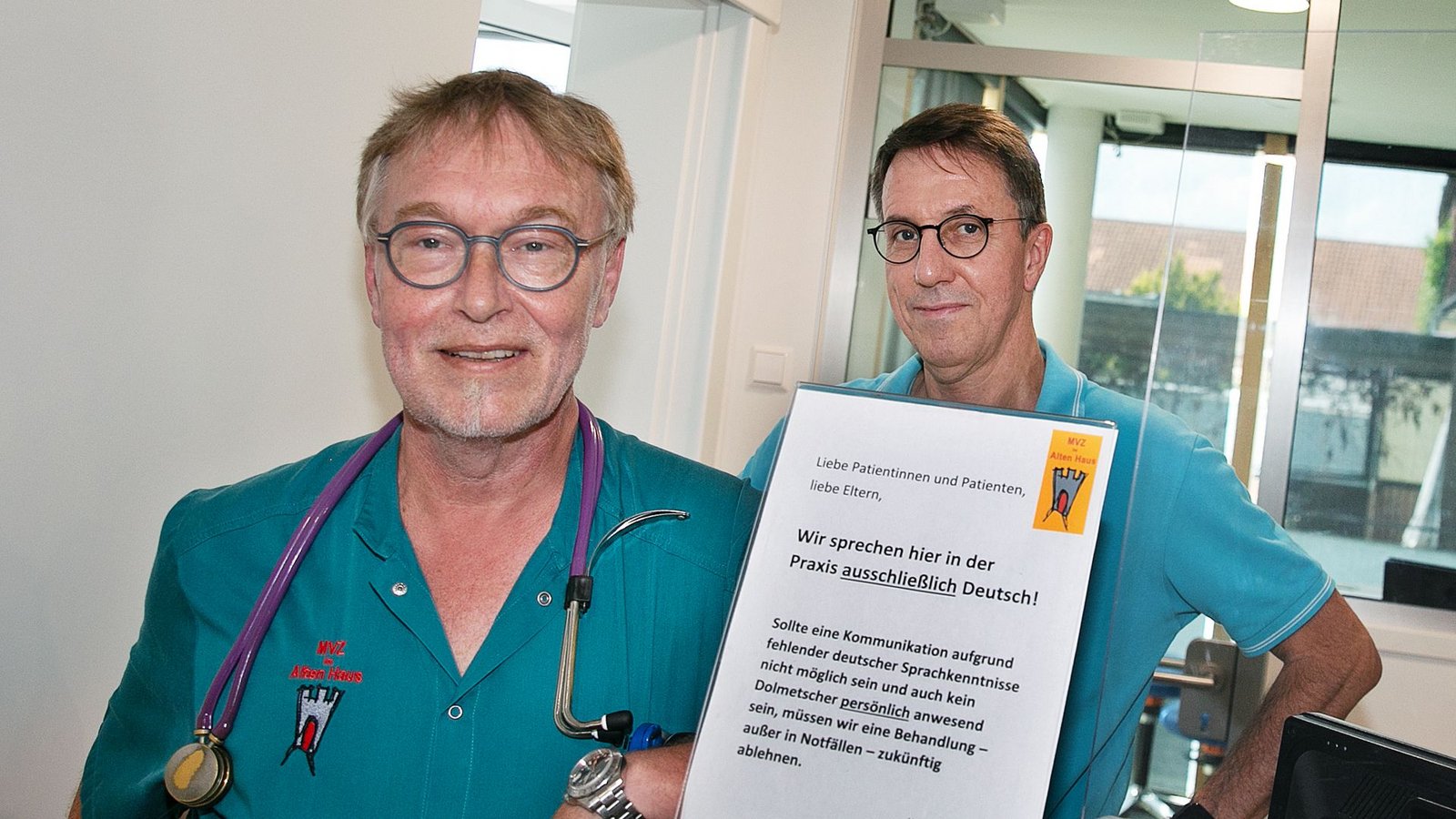 Dieses Bild soll es so nicht mehr geben: Ulrich Kuhn (links) und Stefan Gaißer verzichten vorerst auf den Aushang in ihrer Praxis.Foto: Ines Rudel/Ines Rudel Dieses Bild soll es so nicht mehr geben: Ulrich Kuhn (links) und Stefan Gaißer verzichten vorerst auf den Aushang in ihrer Praxis.Foto: Ines Rudel/Ines Rudel