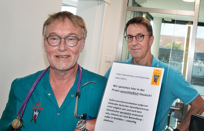 Dieses Bild soll es so nicht mehr geben: Ulrich Kuhn (links) und Stefan Gaißer verzichten vorerst auf den Aushang in ihrer Praxis.<span class='image-autor'>Foto: Ines Rudel/Ines Rudel</span>