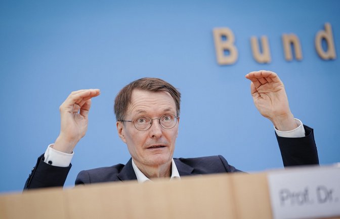 Der Bundesgesundheitsminister Karl Lauterbach (hier bei einer Pressekonferenz am Freitag) rechnet mit deutlich höheren Corona-Infektionszahlen Anfang Oktober.<span class='image-autor'>Foto: dpa/Kay Nietfeld</span>