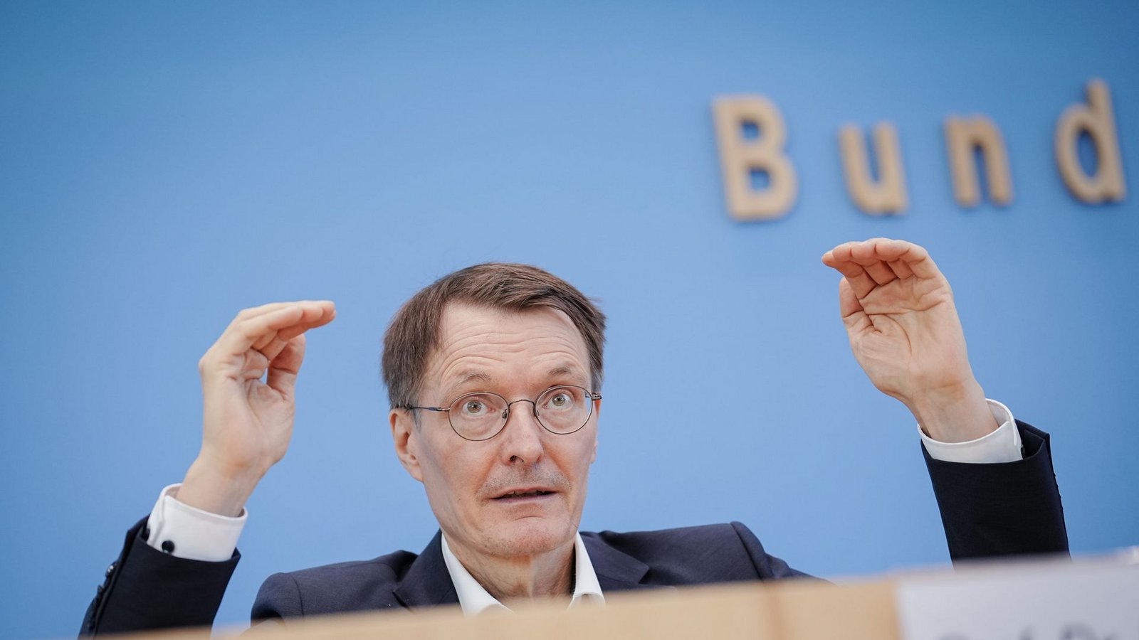 Der Bundesgesundheitsminister Karl Lauterbach (hier bei einer Pressekonferenz am Freitag) rechnet mit deutlich höheren Corona-Infektionszahlen Anfang Oktober.Foto: dpa/Kay Nietfeld Der Bundesgesundheitsminister Karl Lauterbach (hier bei einer Pressekonferenz am Freitag) rechnet mit deutlich höheren Corona-Infektionszahlen Anfang Oktober.Foto: dpa/Kay Nietfeld
