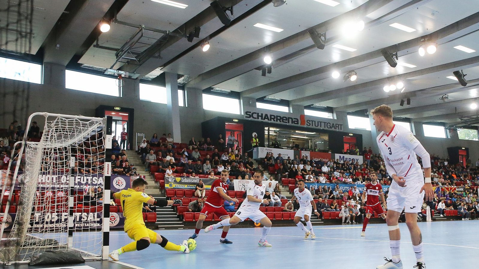 Bei großen Spielen wie dem Finale um die deutsche Meisterschaft gegen Hot 05 Futsal zeigt der 1. Stuttgarter Futsal Club sein Können in der Scharrena.Foto: Baumann/Julia Rahn