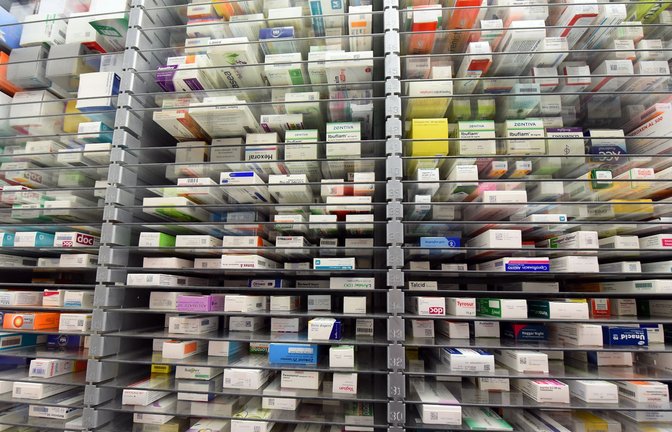 Medikamente liegen im Lager einer Leipziger Apotheke.<span class='image-autor'>Foto: Waltraud Grubitzsch/dpa-Zentralb/Waltraud Grubitzsch</span>
