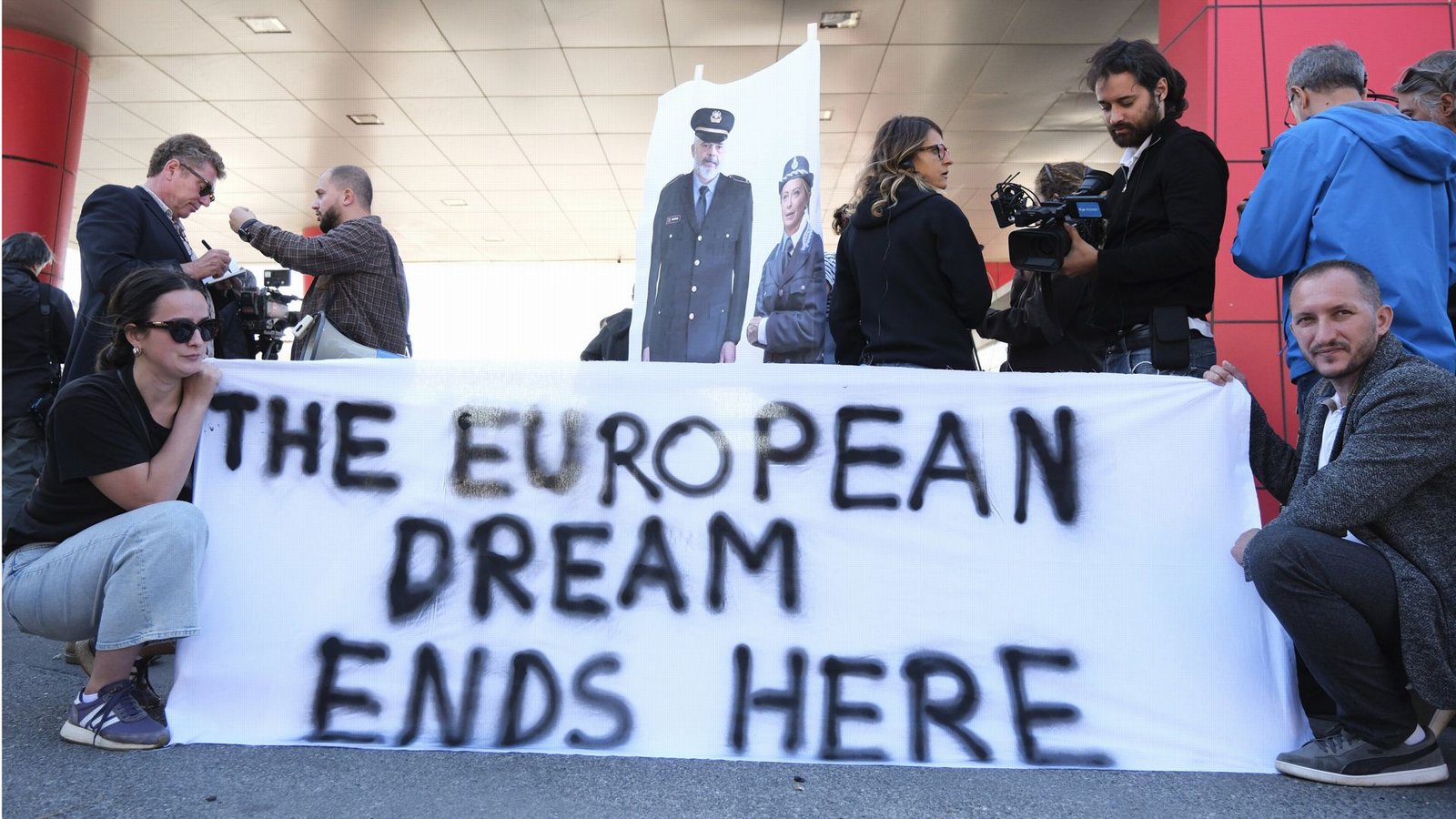 Aktivisten protestieren in Albanien gegen Italiens neue Abschiebezentren. Die EU-Staaten sehen die Lager eher positiv und wollen sehen, ob sie funktionieren.Foto: dpa/Vlasov Sulaj