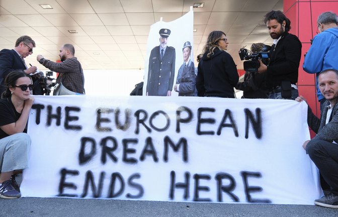 Aktivisten protestieren in Albanien gegen Italiens neue Abschiebezentren. Die EU-Staaten sehen die Lager eher positiv und wollen sehen, ob sie funktionieren.<span class='image-autor'>Foto: dpa/Vlasov Sulaj</span>