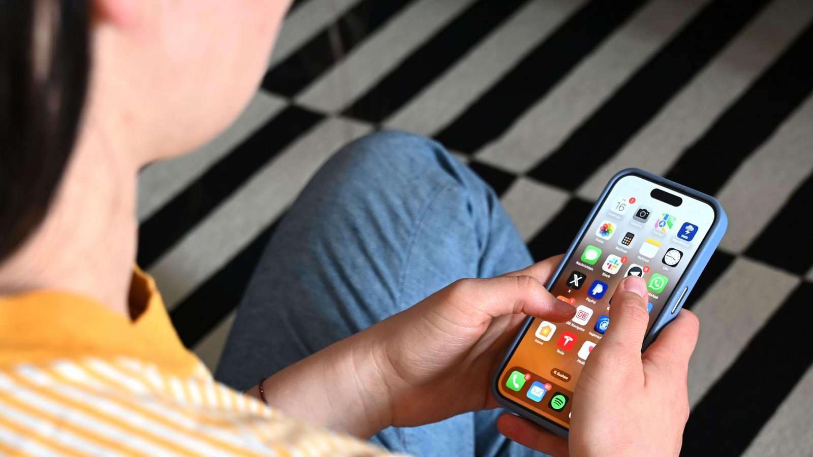 Viele Jugendliche wenden sich inzwischen an Influencer, um Antworten auf ihre Fragen zu bekommen.Foto: Elisa Schu/dpa/Elisa Schu