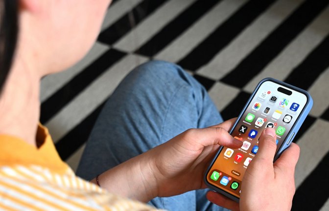 Viele Jugendliche wenden sich inzwischen an Influencer, um Antworten auf ihre Fragen zu bekommen.<span class='image-autor'>Foto: Elisa Schu/dpa/Elisa Schu</span>
