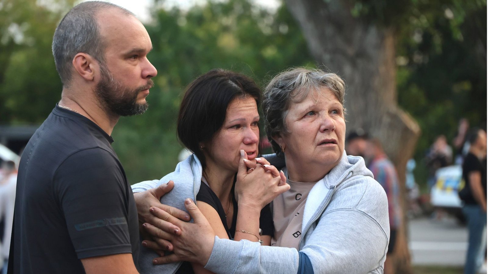 Wie geht es weiter? Was kommt als Nächstes? Eine ukrainische Familie schaut nach eoinem russischen Drohneangriff fassungslos auf ihr zerstörtes Zuhause in der ostukrainischen Stadt Charkiw.Foto: Imago/Ukrinform Wie geht es weiter? Was kommt als Nächstes? Eine ukrainische Familie schaut nach eoinem russischen Drohneangriff fassungslos auf ihr zerstörtes Zuhause in der ostukrainischen Stadt Charkiw.Foto: Imago/Ukrinform