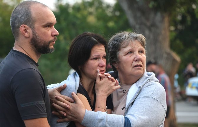 Wie geht es weiter? Was kommt als Nächstes? Eine ukrainische Familie schaut nach eoinem russischen Drohneangriff fassungslos auf ihr zerstörtes Zuhause in der ostukrainischen Stadt Charkiw.<span class='image-autor'>Foto: Imago/Ukrinform</span>