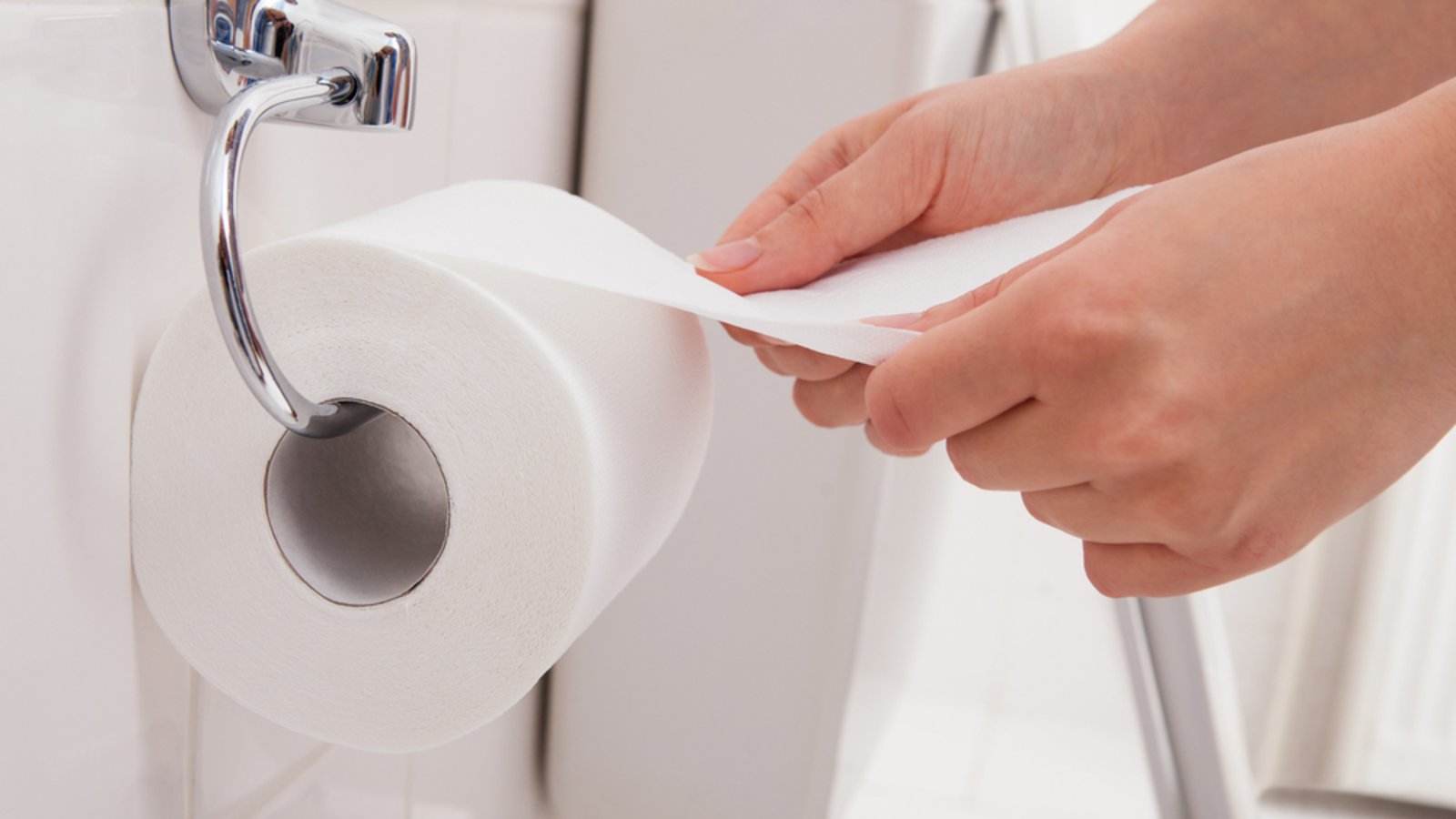So reinigen Sie das mobile Bidet.Foto: Andrey_Popov / shutterstock.com So reinigen Sie das mobile Bidet.Foto: Andrey_Popov / shutterstock.com