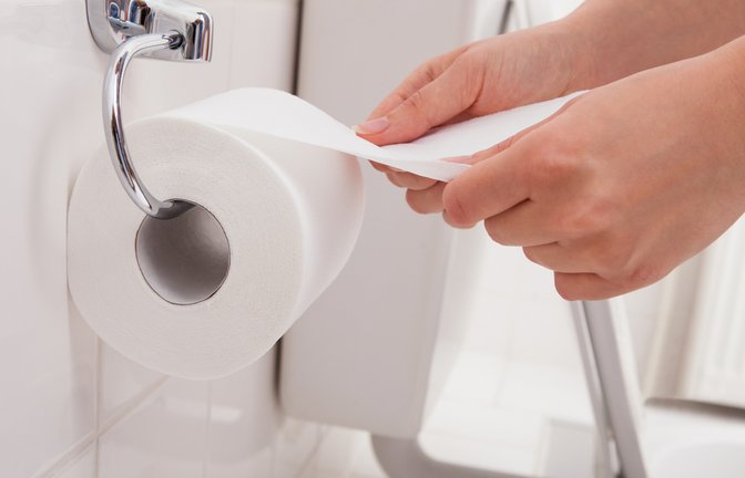 So reinigen Sie das mobile Bidet.<span class='image-autor'>Foto: Andrey_Popov / shutterstock.com</span>
