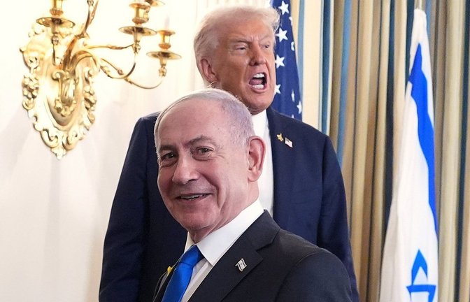 Israels Premier Benjamin Netanjahu (vorn) am Montag beim  Besuch im Weißen Haus bei Präsident Donald Trump<span class='image-autor'>Foto: Evan Vucci/AP/dpa</span>