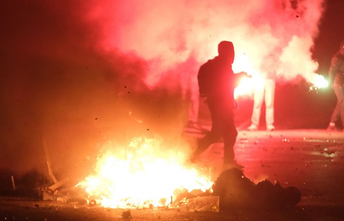 Wie hier in Leipzig ist es an Silvester auch in Berlin und anderen Städten zu Angriffen auf Einsatzkräfte gekommen. In Baden-Württemberg will man die Lage erörtern.<span class='image-autor'>Foto: Sebastian dpa/Sebastian Willnow</span>