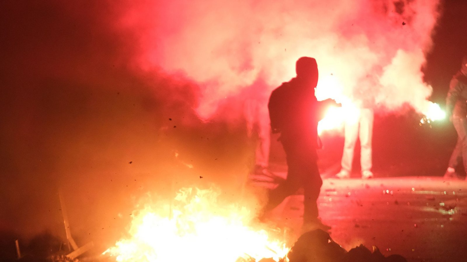 Wie hier in Leipzig ist es an Silvester auch in Berlin und anderen Städten zu Angriffen auf Einsatzkräfte gekommen. In Baden-Württemberg will man die Lage erörtern.Foto: Sebastian dpa/Sebastian Willnow Wie hier in Leipzig ist es an Silvester auch in Berlin und anderen Städten zu Angriffen auf Einsatzkräfte gekommen. In Baden-Württemberg will man die Lage erörtern.Foto: Sebastian dpa/Sebastian Willnow