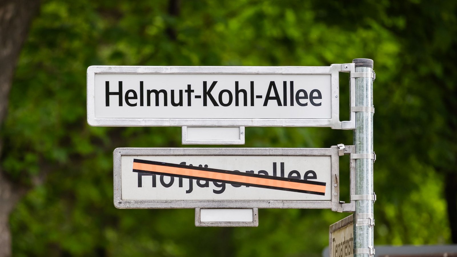 In Berlin trägt eine Allee nun den Namen von Helmut Kohl.Foto: Christoph Soeder/dpa