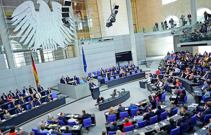 Die Grünen im Bundestag haben von der Bundesregierung ein umfassendes Maßnahmenpaket zum Hitzeschutz gefordert (Archivbild).<span class='image-autor'>Foto: Kay Nietfeld/dpa</span>