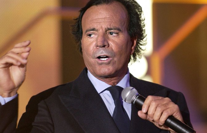 Zwei Frauen haben den spanischen Sänger Julio Iglesias wegen mutmaßlicher sexueller Gewalt angezeigt (Archivfoto).<span class='image-autor'>Foto: AFP/BERTRAND GUAY</span>