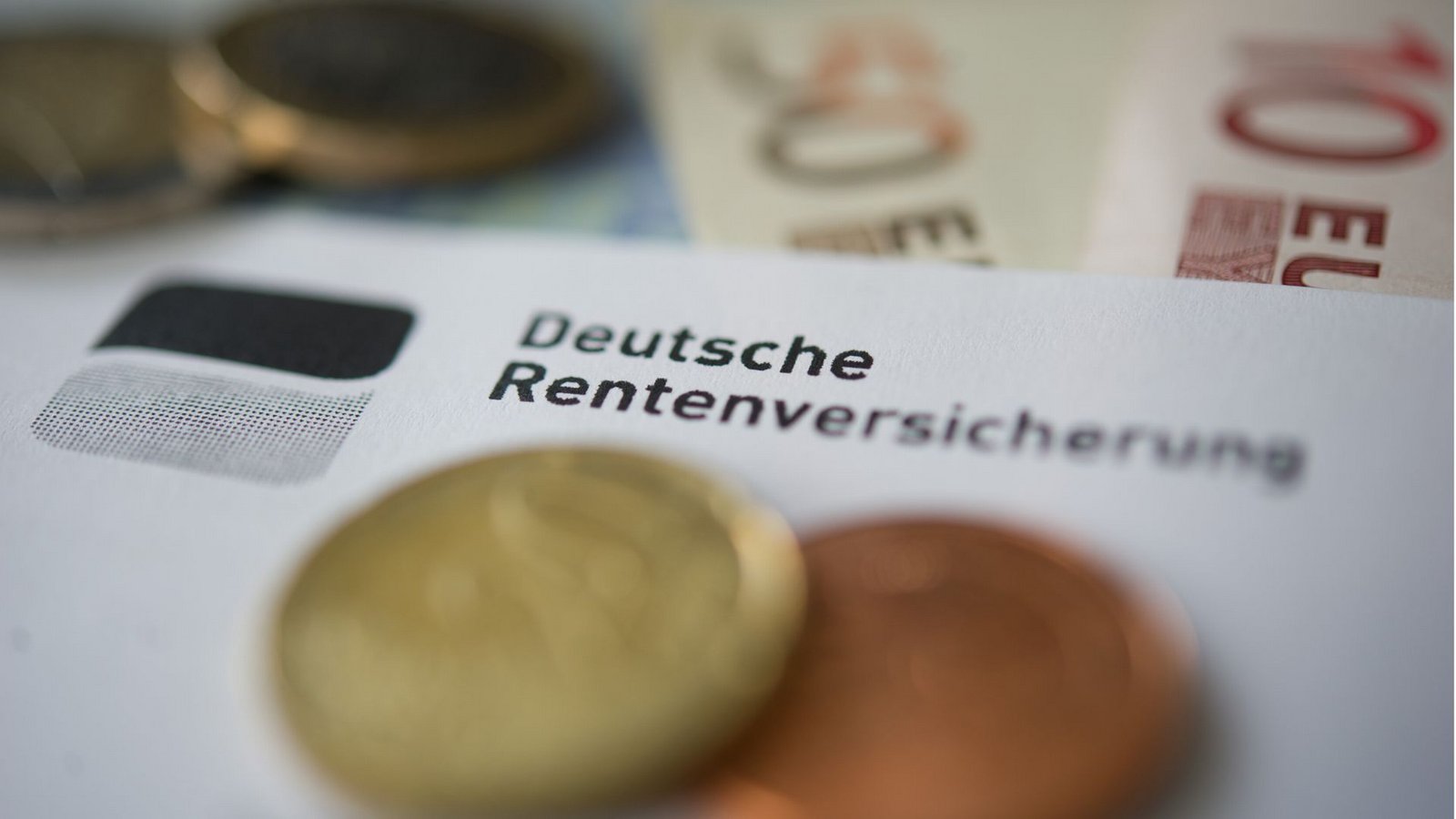 Münzen und Geldscheine liegen neben einem Schreiben mit der Aufschrift „Deutsche Rentenversicherung“.Foto: dpa/Marijan Murat Münzen und Geldscheine liegen neben einem Schreiben mit der Aufschrift „Deutsche Rentenversicherung“.Foto: dpa/Marijan Murat