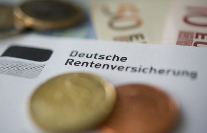 Münzen und Geldscheine liegen neben einem Schreiben mit der Aufschrift „Deutsche Rentenversicherung“.<span class='image-autor'>Foto: dpa/Marijan Murat</span>