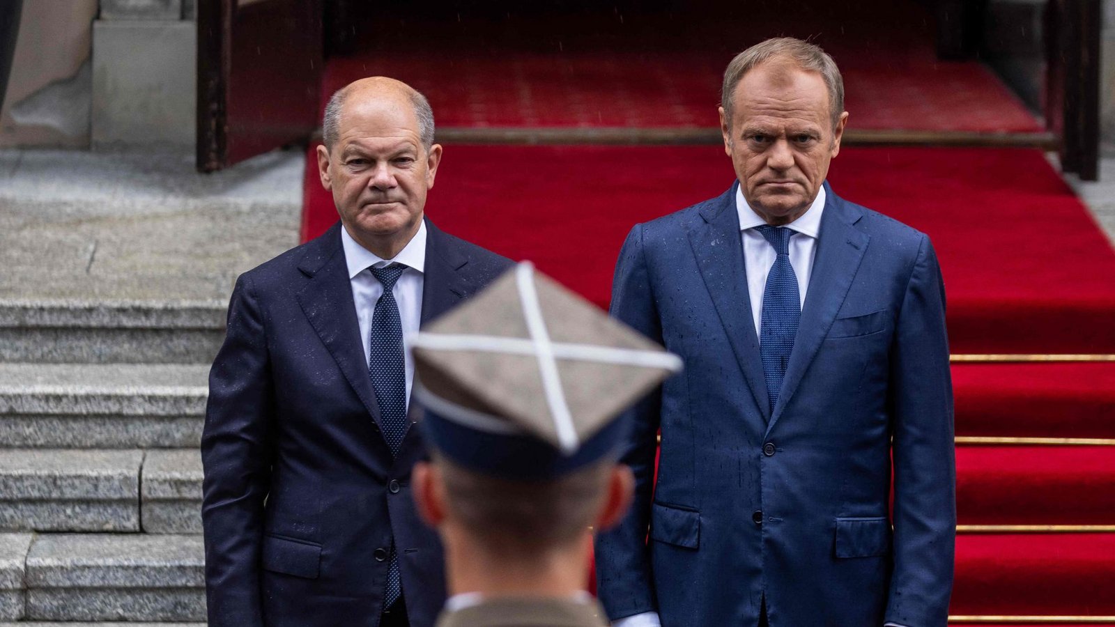 Gemeinsam auf dem roten Teppich: Olaf Scholz und Donald Tusk.Foto: AFP/WOJTEK RADWANSKI Gemeinsam auf dem roten Teppich: Olaf Scholz und Donald Tusk.Foto: AFP/WOJTEK RADWANSKI