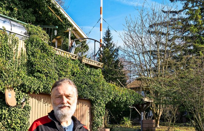Jürgen Fegert vor seinem Holzhäuschen und dem 273 Meter hohen Sendemasten – fast 40 Jahre lebt er hier.<span class='image-autor'>Foto: Maren Recken</span>