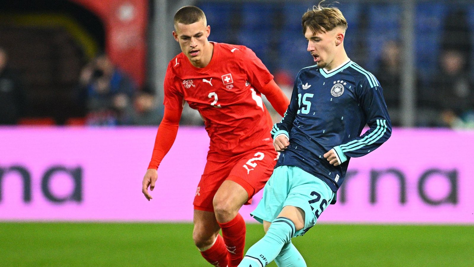 Lennart Karl (Note 3): Der 18-Jährige kam ab der 63. Minute als Einwechselspieler für Leroy Sané zu seinem Debüt. Gefiel mit seinen mutigen Dribblings. Lennart Karl verstand sich auf anhieb mit Florian Wirtz,Foto: Tom Weller/dpa