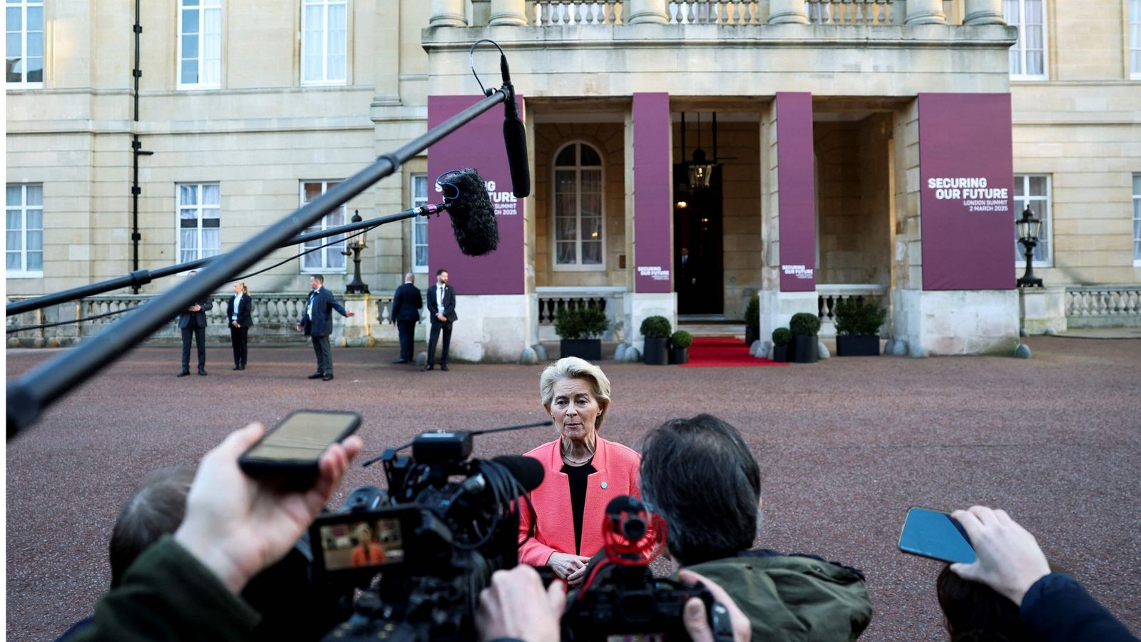 EU-Kommissionschefin Ursula von der Leyen will die Aufrüstung in  Europa vorantreiben. Dafür hat sie auch bei eine Ukraine-Treffen in London geworben.Foto: AFP/TOBY MELVILLE