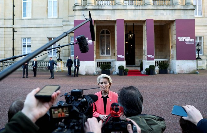 EU-Kommissionschefin Ursula von der Leyen will die Aufrüstung in  Europa vorantreiben. Dafür hat sie auch bei eine Ukraine-Treffen in London geworben.<span class='image-autor'>Foto: AFP/TOBY MELVILLE</span>