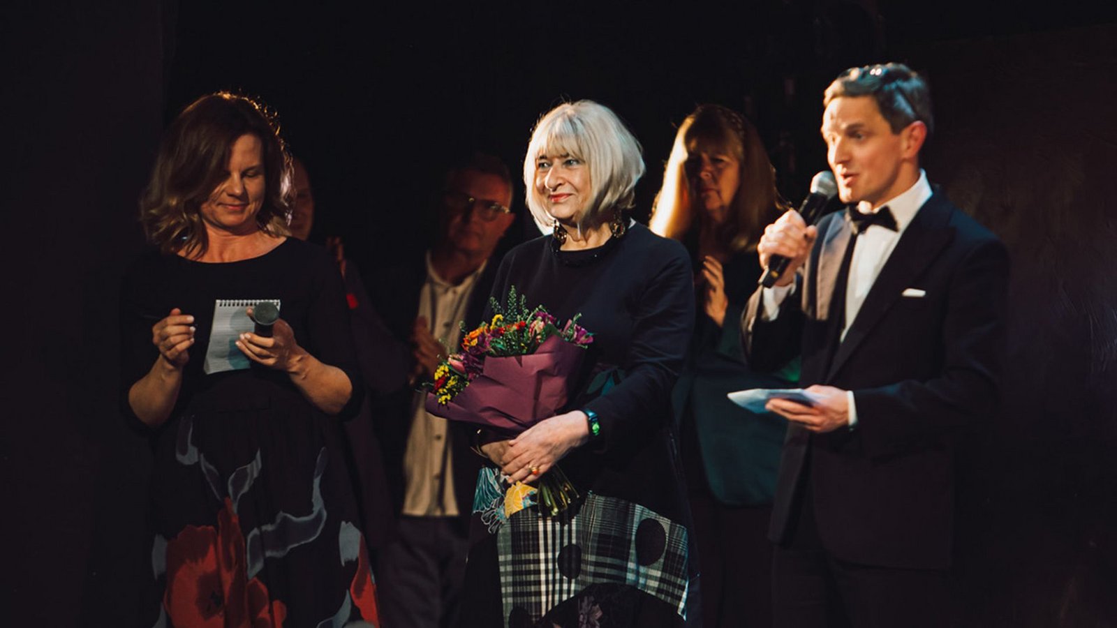 Die Holocaust-Überlebende Elzbieta Ficowska (Mitte) hält Blumen nach einer Vorstellung des Musicals "Irena".Foto: Karpati & Zarewicz/dpa