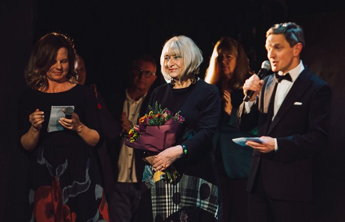 Die Holocaust-Überlebende Elzbieta Ficowska (Mitte) hält Blumen nach einer Vorstellung des Musicals "Irena".<span class='image-autor'>Foto: Karpati & Zarewicz/dpa</span>