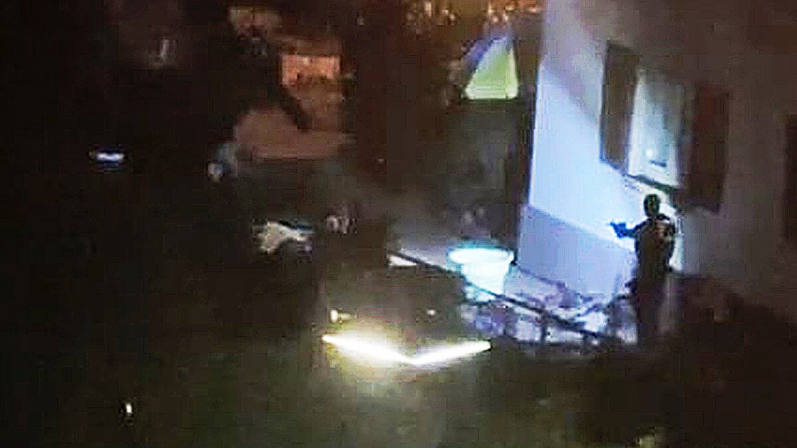 Der Polizeibeamte unmittelbar nach der Schussabgabe.Foto: privat Der Polizeibeamte unmittelbar nach der Schussabgabe.Foto: privat