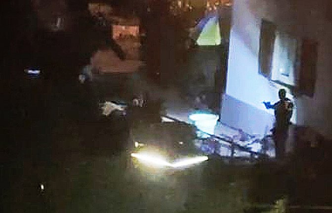 Der Polizeibeamte unmittelbar nach der Schussabgabe.<span class='image-autor'>Foto: privat</span>