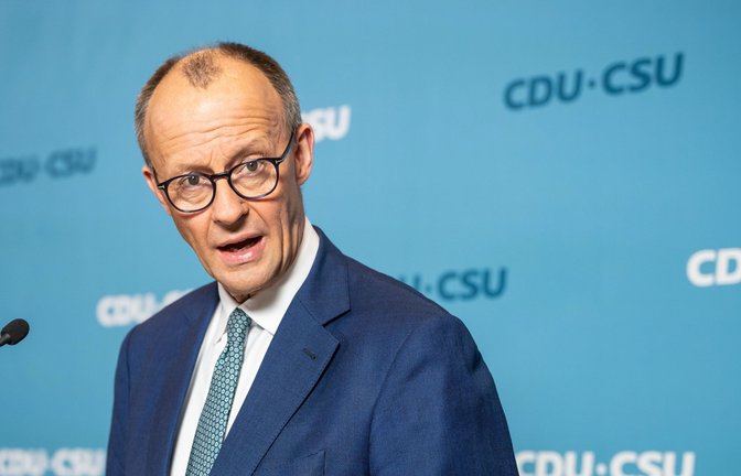 Unionsfraktionschef Friedrich Merz will seine Vorschläge trotz aller Warnungen in den Bundestag einbringen.<span class='image-autor'>Foto: dpa/Michael Kappeler</span>