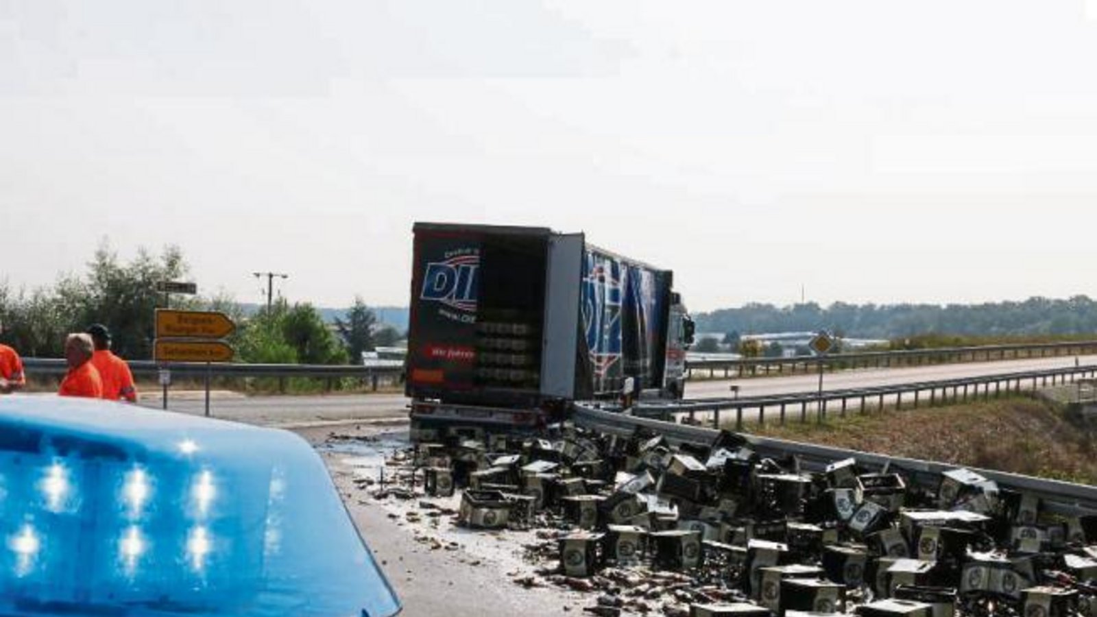 Alkoholisches auf der Straße: Ein Lastwagen hat gestern Morgen seine Fracht im ersten Kreisverkehr zwischen Kleinglattbach und Sersheim verloren. Rund 100 Kästen Bier purzelten vom Laster auf die Fahrbahn. Nach Polizeiangaben löste sich die Stecklatte am Sattelauflieger, worauf die Hälfte der geladenen Bierkisten herunterfielen. Zwei Stunden dauerte es, bis die Straßenmeisterei Vaihingen Bier und Scherben von der Fahrbahn geräumt hatten – begleitet von jeder Menge Wespen. Foto: Bögel