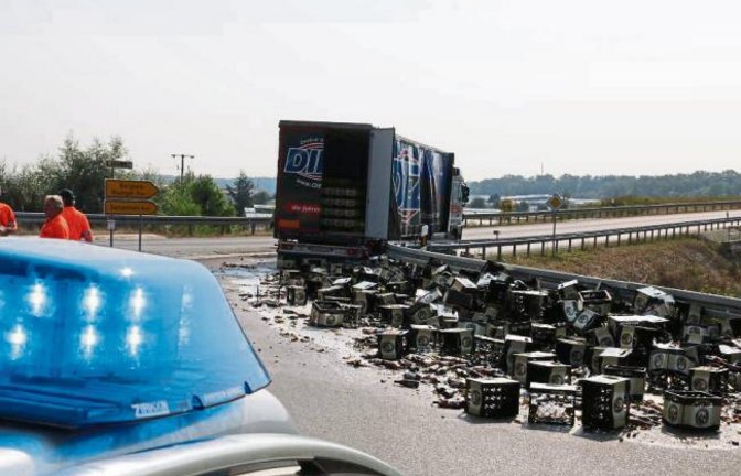 Alkoholisches auf der Straße: Ein Lastwagen hat gestern Morgen seine Fracht im ersten Kreisverkehr zwischen Kleinglattbach und Sersheim verloren. Rund 100 Kästen Bier purzelten vom Laster auf die Fahrbahn. Nach Polizeiangaben löste sich die Stecklatte am Sattelauflieger, worauf die Hälfte der geladenen Bierkisten herunterfielen. Zwei Stunden dauerte es, bis die Straßenmeisterei Vaihingen Bier und Scherben von der Fahrbahn geräumt hatten – begleitet von jeder Menge Wespen. Foto: Bögel