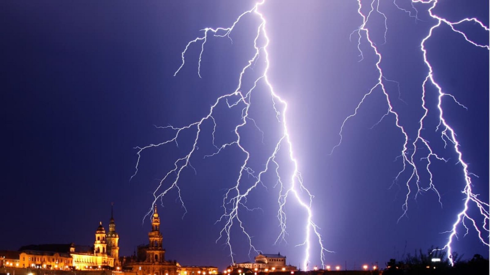 Ein Blitz setzt mit einem Schlag gewaltige Energiemengen frei: Das kann zu größeren Schäden führen.R/lf Hirschberger/dpa Ein Blitz setzt mit einem Schlag gewaltige Energiemengen frei: Das kann zu größeren Schäden führen.R/lf Hirschberger/dpa