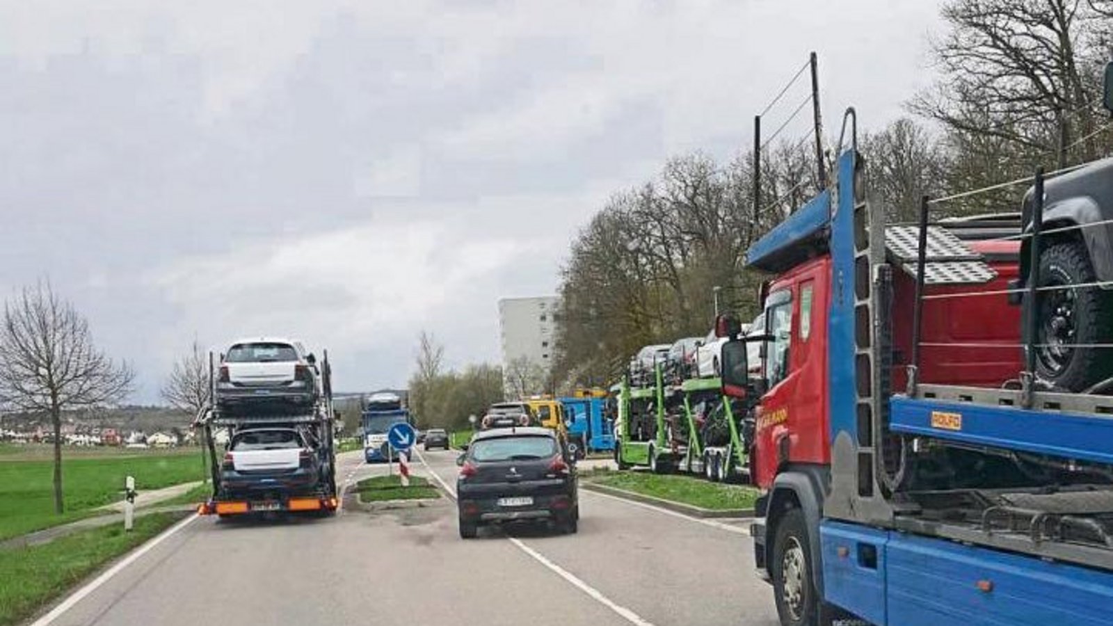 Für andere Verkehrsteilnehmer sind die wartenden Transporter ein echtes Hindernis. Foto: Arlt Für andere Verkehrsteilnehmer sind die wartenden Transporter ein echtes Hindernis. Foto: Arlt