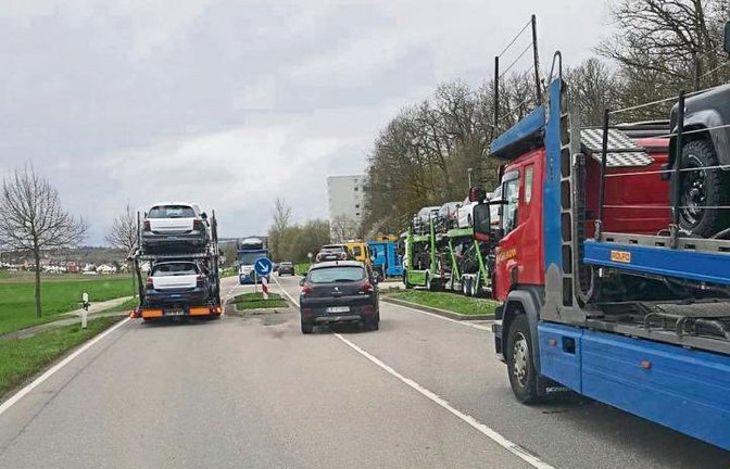 Für andere Verkehrsteilnehmer sind die wartenden Transporter ein echtes Hindernis.  Foto: Arlt