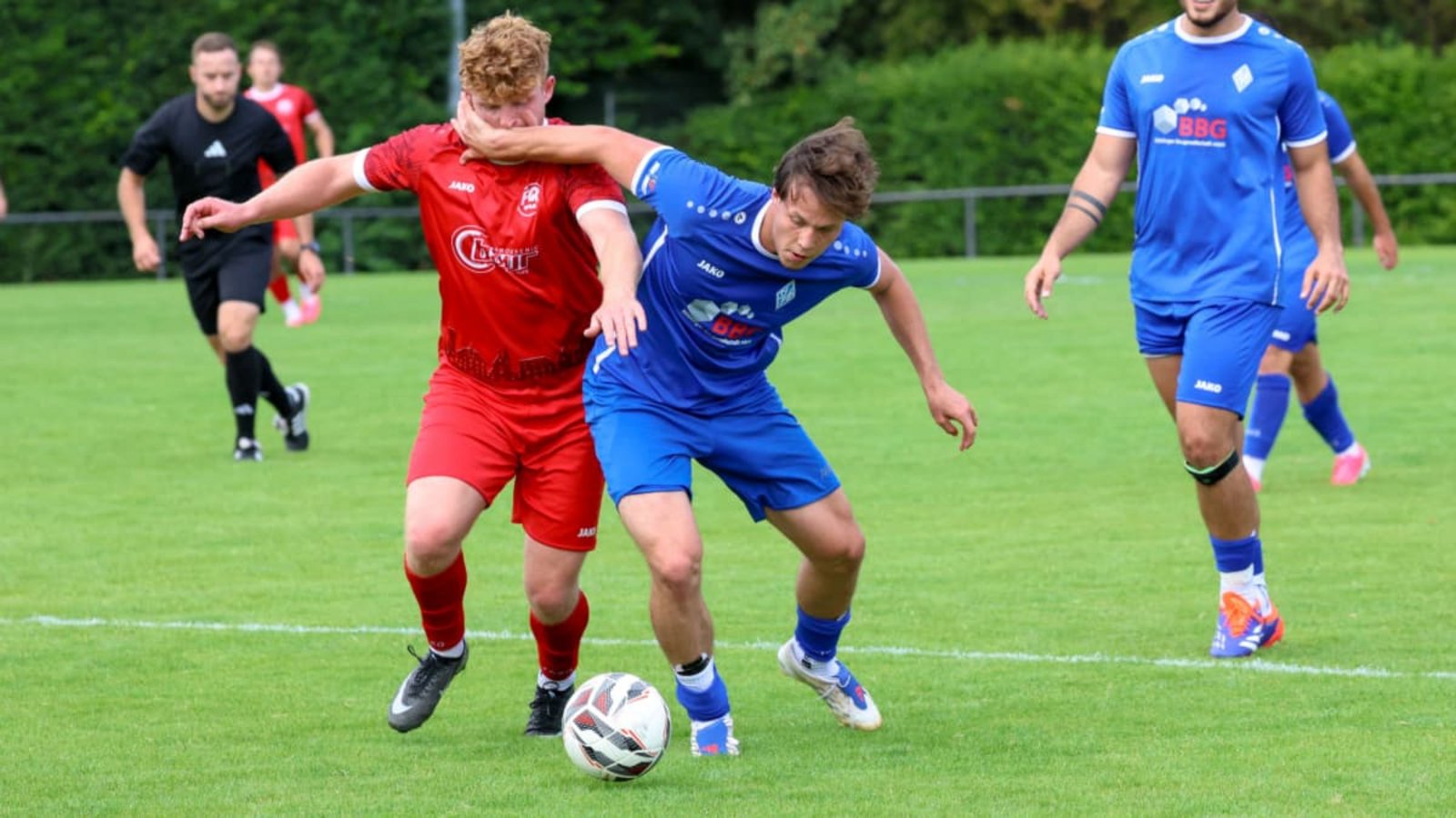 Noah Stöckle (re.) und die SV Böblingen zeigen bei der 1:3-Niederlage gegen den FC Rottenburg eine ordentliche Leistung.Eibner/Drofitsch Noah Stöckle (re.) und die SV Böblingen zeigen bei der 1:3-Niederlage gegen den FC Rottenburg eine ordentliche Leistung.Eibner/Drofitsch