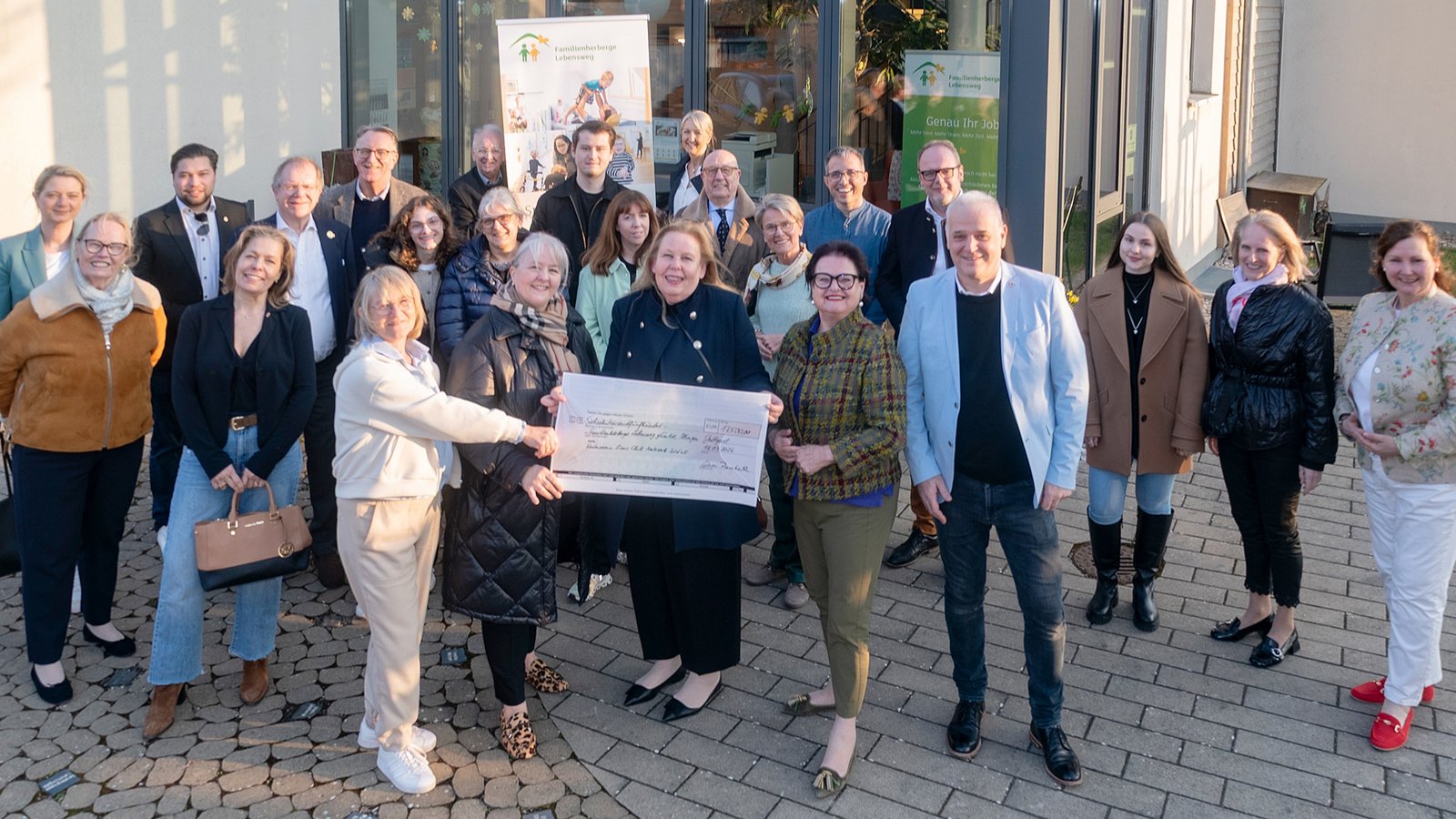 Karin Eckstein nimmt den Spendenscheck von Dr. Maria-Henriette Funkenhauser, Gabriele Piepenstock, Elsbeth Rommel und Markus Girardi (vorne von links) entgegen. Foto: Fotomoment