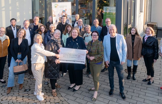 Karin Eckstein nimmt den Spendenscheck von Dr. Maria-Henriette Funkenhauser, Gabriele Piepenstock, Elsbeth Rommel und Markus Girardi (vorne von links) entgegen. <span class='image-autor'>Foto: Fotomoment</span>