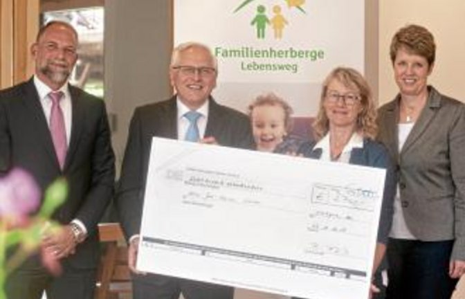 Spendeübergabe: Christian Haffinger (v.l.), Uwe-Karsten Städter, Karin Eckstein und Stefanie Köppl-Rau.  Foto: Henkel
