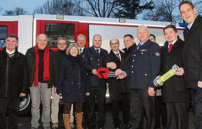 Symbolische Übergabe mit Vertretern aus Politik, Kirche und Feuerwehr.  Foto: Rostek