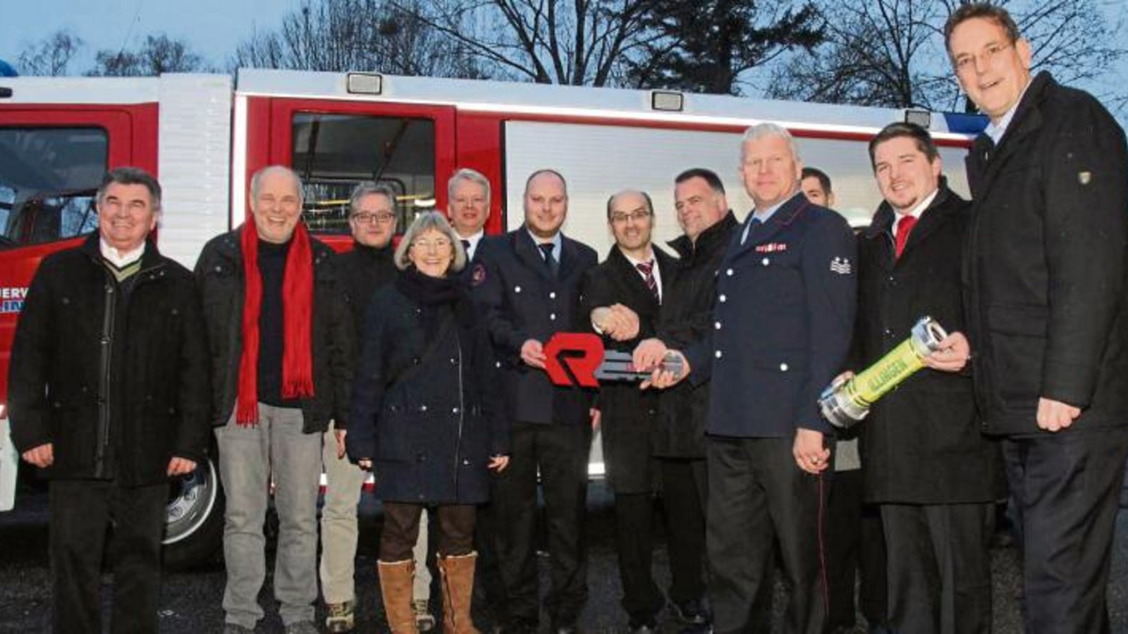 Symbolische Übergabe mit Vertretern aus Politik, Kirche und Feuerwehr. Foto: Rostek Symbolische Übergabe mit Vertretern aus Politik, Kirche und Feuerwehr. Foto: Rostek
