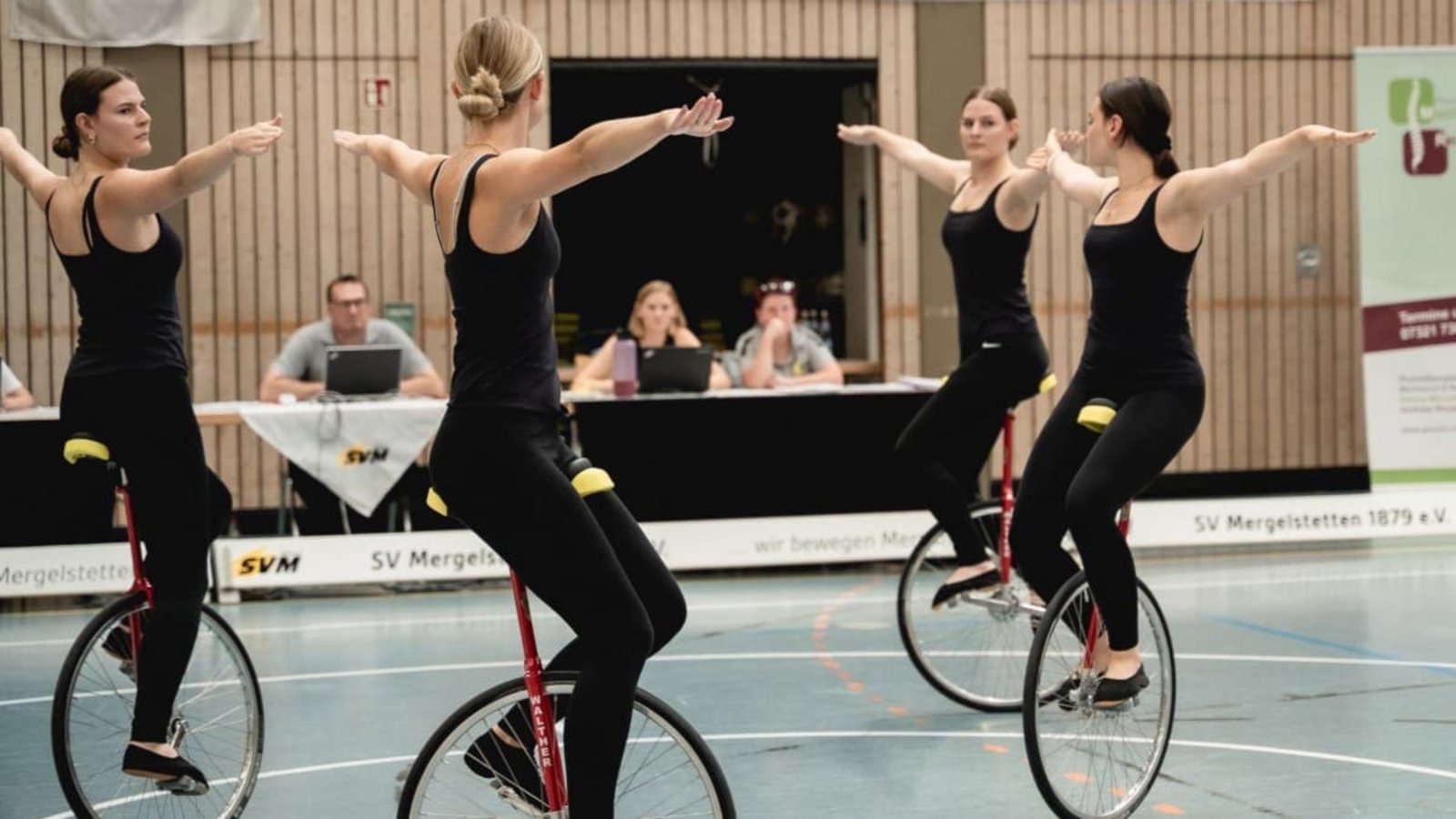 Mit Haltung zur Silbermedaille, von links die Sportlerinnen des RC Oberesslingen: Marleen Aeckerle, Kaja Demuth, Luisa Aeckerle und Annett Horlacher.Anja Aeckerle Mit Haltung zur Silbermedaille, von links die Sportlerinnen des RC Oberesslingen: Marleen Aeckerle, Kaja Demuth, Luisa Aeckerle und Annett Horlacher.Anja Aeckerle