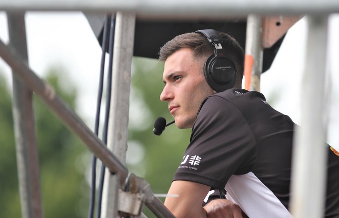 Beste Sicht aufs Geschehen: Johannes Jungclaussen kommentiert die Faustball-Junioren-EM in Vaihingen erstmals für den Livestream. <span class='image-autor'>Foto: Nachreiner</span>