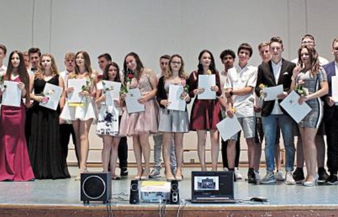 Glücklich, die Zeugnisse endlich in Händen zu halten: die Kirbachschüler.  Foto: p