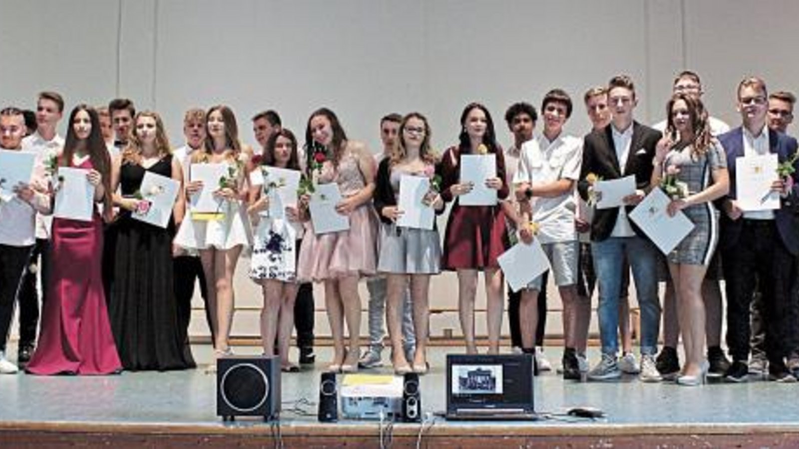 Glücklich, die Zeugnisse endlich in Händen zu halten: die Kirbachschüler.  Foto: p