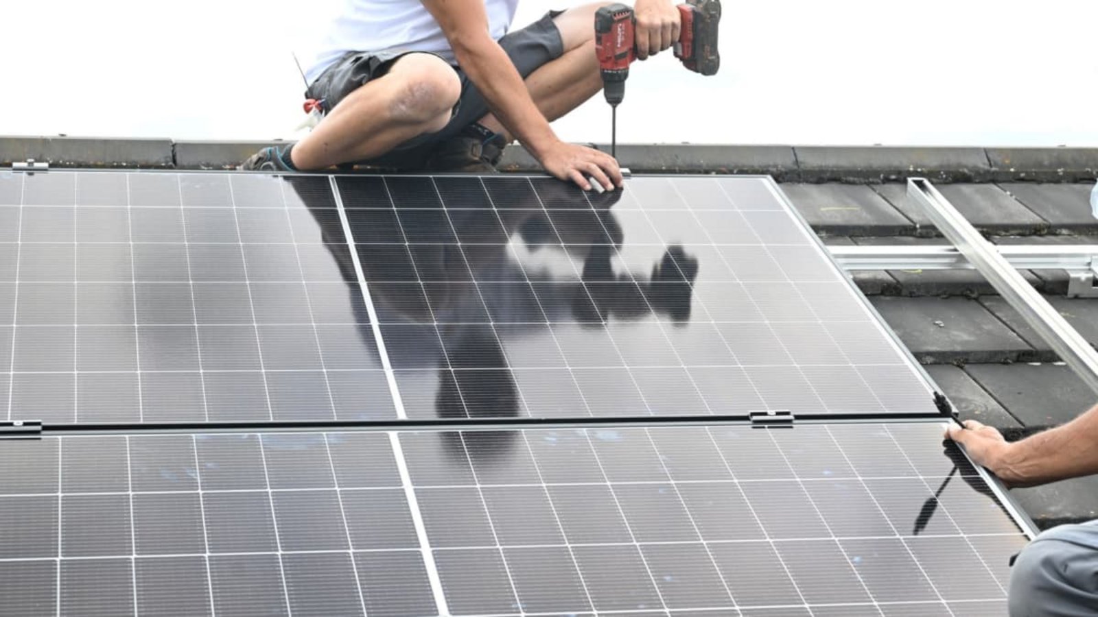 Nach und nach sollen mehr PV-Anlagen auf städtischen Gebäuden installiert werden.Bernd Weißbrod/dpa