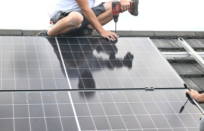 Nach und nach sollen mehr PV-Anlagen auf städtischen Gebäuden installiert werden.<span class='image-autor'>Bernd Weißbrod/dpa</span>